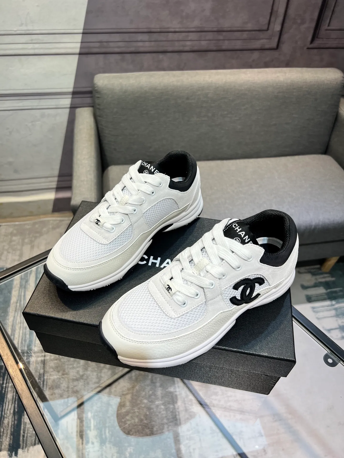 Men's men's shoes 💰620 Exclusive real shot (top version) CHANEL Chanel 2025ss color matching thick-soled casual sports shoes and sneakers. The counter is synchronized. The counter is very popular. A shoe that is very difficult to buy. The most popular thick-soled panda shoes on the Internet. It can be imagined that Xiaoxiang control can't miss it. It has both good looks and comfort. Simple and versatile white shoes. The thick sole increases the height and is super versatile. Close your eyes and wear it. Whoever wears it will look better. Upper: calfskin Lining: imported sheepskin lining Outsole: TPU original outsole Size: 35-44 (customized for women 41 and 40, and 45 for men)